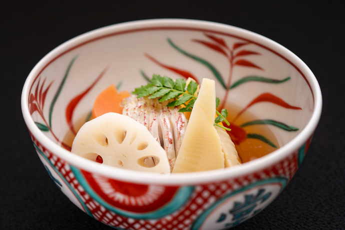 温物　本日の地魚煮付け　筍　生麩　花弁人参　 鼈甲餡　粉山椒