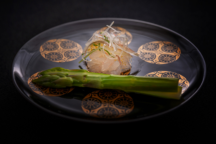 別皿　白海老造り　針野菜　アスパラガス昆布締め　唐墨塩