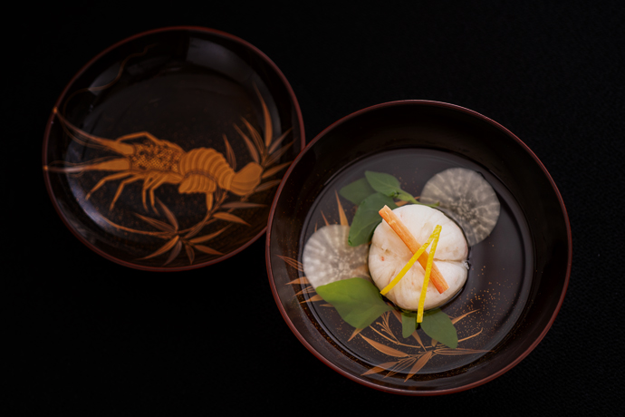 椀物　蟹真丈　清汁仕立　芽蕪　金時人参　口柚子
